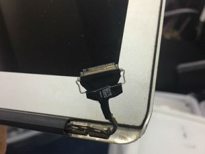 Macbook Air lcd connector yg rusak bisa menyebabkan lcd backlight bayangan redup